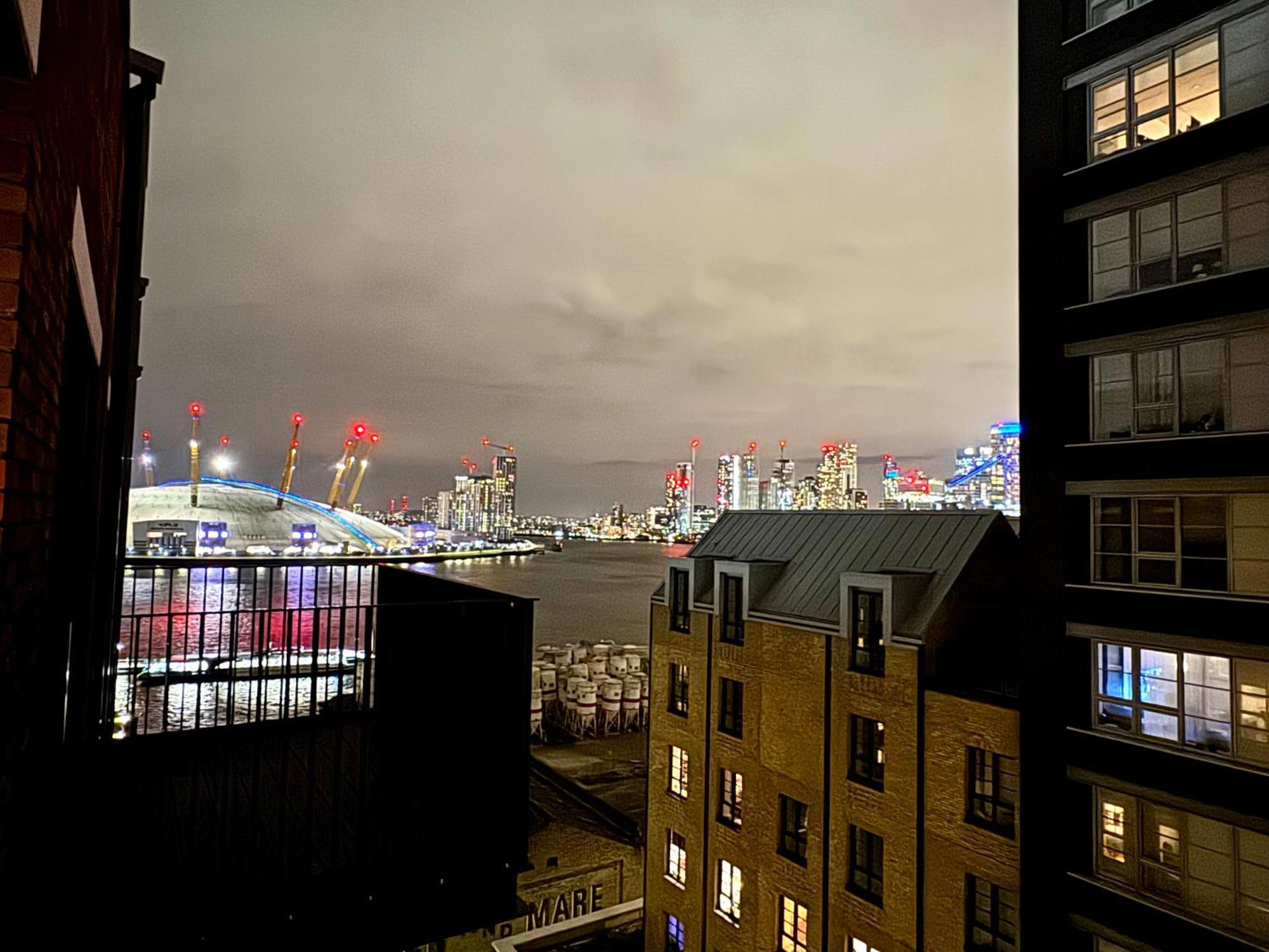 London Luxury Flat With Balcony, River View, O2 Arena, Excel, Canary Wharf, Station Apartman Kültér fotó